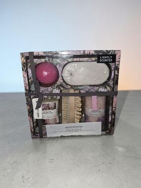 Nwt Macy's Bergamot & Soft Musk Women’s Bath Gift Set - Pink
